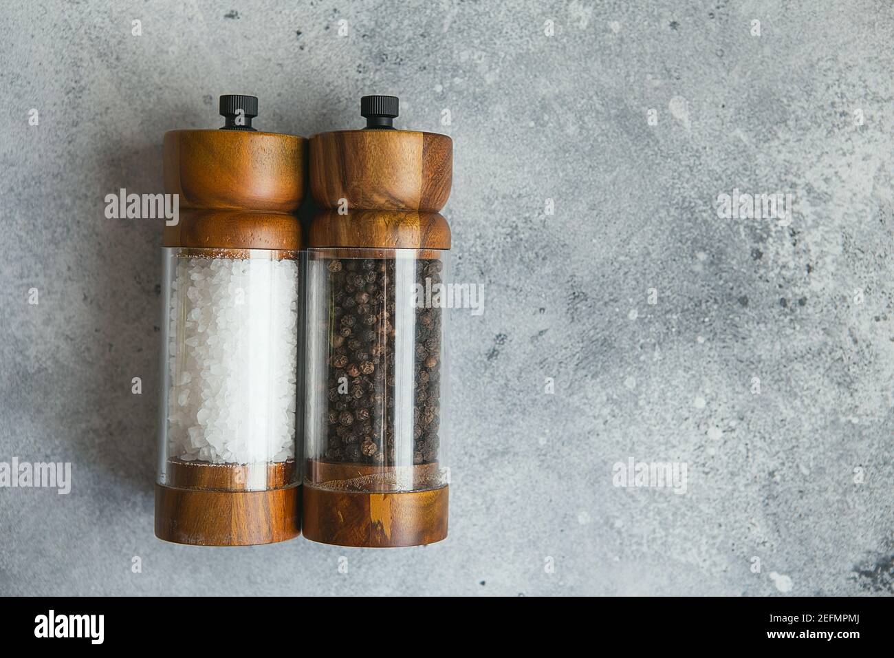 Salz- und Pfeffermühle aus Holz zum Kochen Stockfoto