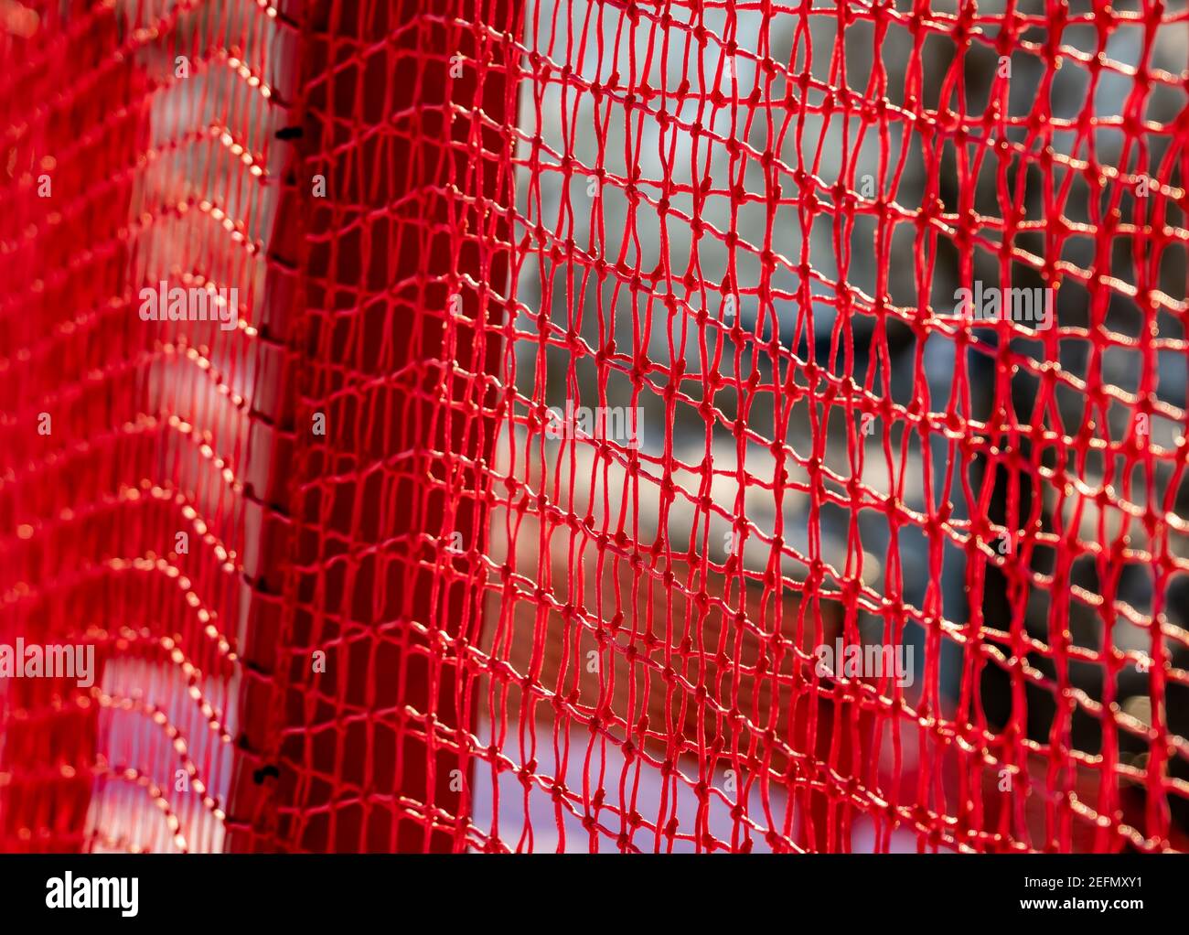 Rotes Sicherheitsnetz am Rande einer alpinen Skipiste. Stockfoto