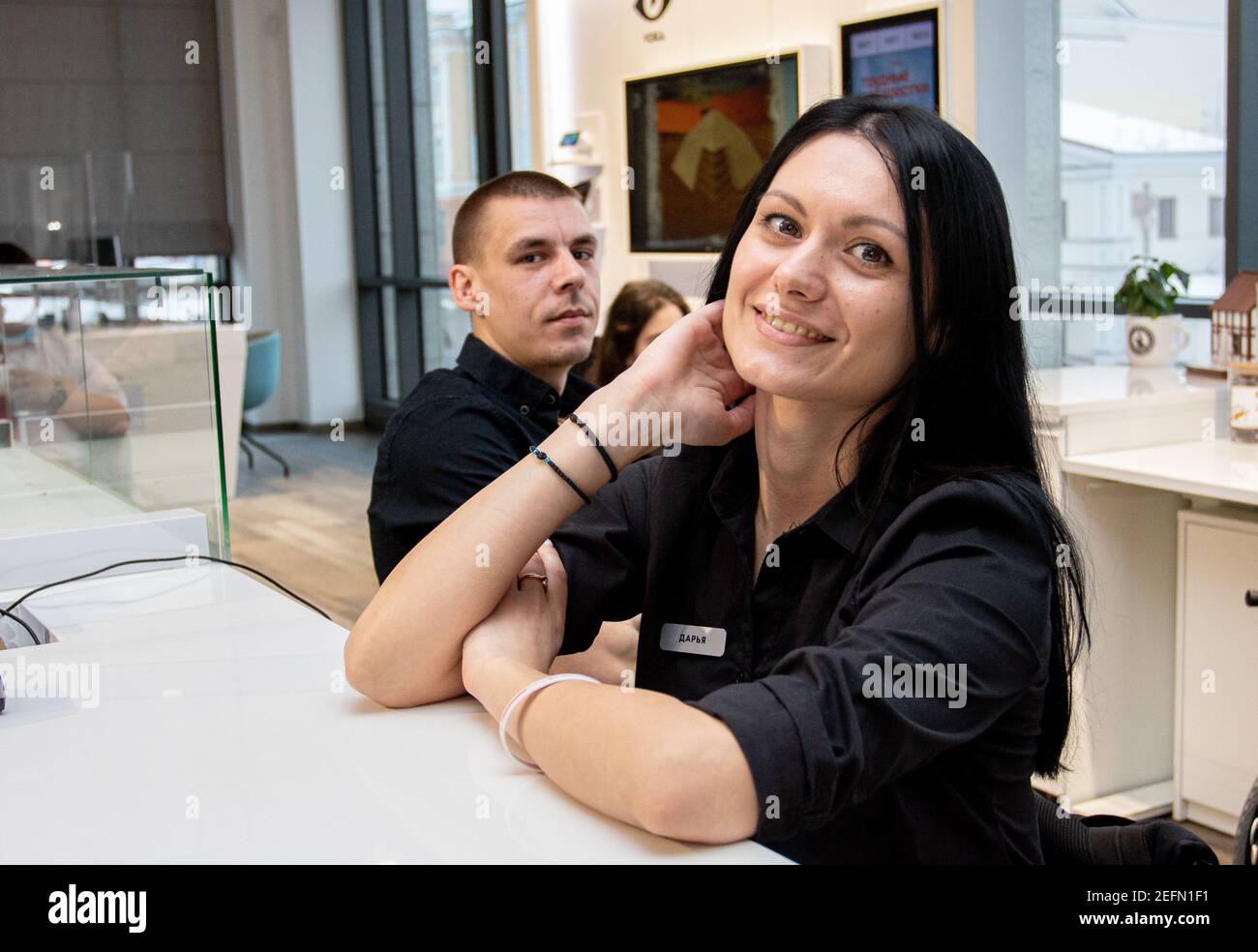 MINSK, WEISSRUSSLAND - Januar 2021: Inklusion mit Behinderung arbeitet als Barista in einem inklusiven Café. Der Barista bereitet bei der Arbeit in seinem Café Kaffee zu. Ein einzigartiges Projekt, ein inklusives Café. Ein Ort, an dem alle Mitarbeiter behindert sind. Wird von einer Person mit Down-Syndrom verwaltet. Alle Baristas sind deaktiviert. Daria Sacharenkova. 29 Jahre. Durch Ausbildung, einen Logistiker, durch Beruf, einen Barista. Im Alter von 25 Jahren kam sie in einen Autounfall und bekam eine Rückenmarksverletzung, so dass sie in einem Rollstuhl bewegt. In seiner Freizeit beschäftigt er sich mit Krafttraining, Ballsaal-Tanz im Rollstuhl und Blogs auf Instagram. Dima-b Stockfoto