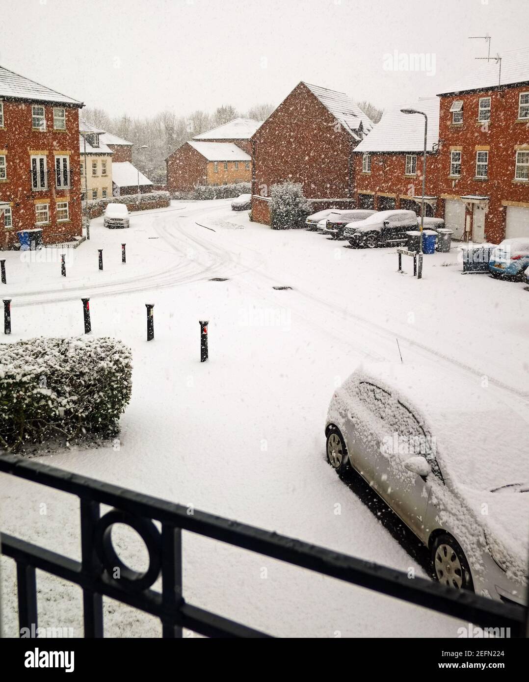 Blick auf die Straße von verschneiten Wetter aus Fenster UK. Stockfoto