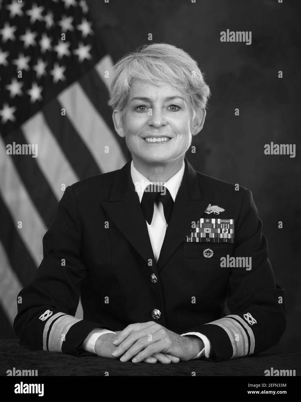 Offizielles Porträt des Kommandanten, Marine Facilities Engineering Command und Chief of Civil Engineers Rear ADM. Katherine L. Gregory, US Navy 151015 Stockfoto