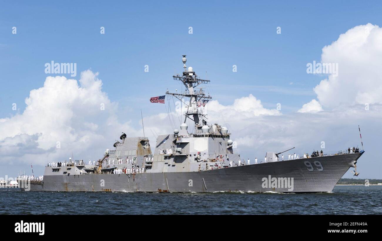 Offizielle U.S. Navy Datei Foto des Arleigh Burke-Klasse Lenkraketen Zerstörers USS Farragut (DDG 99). Stockfoto