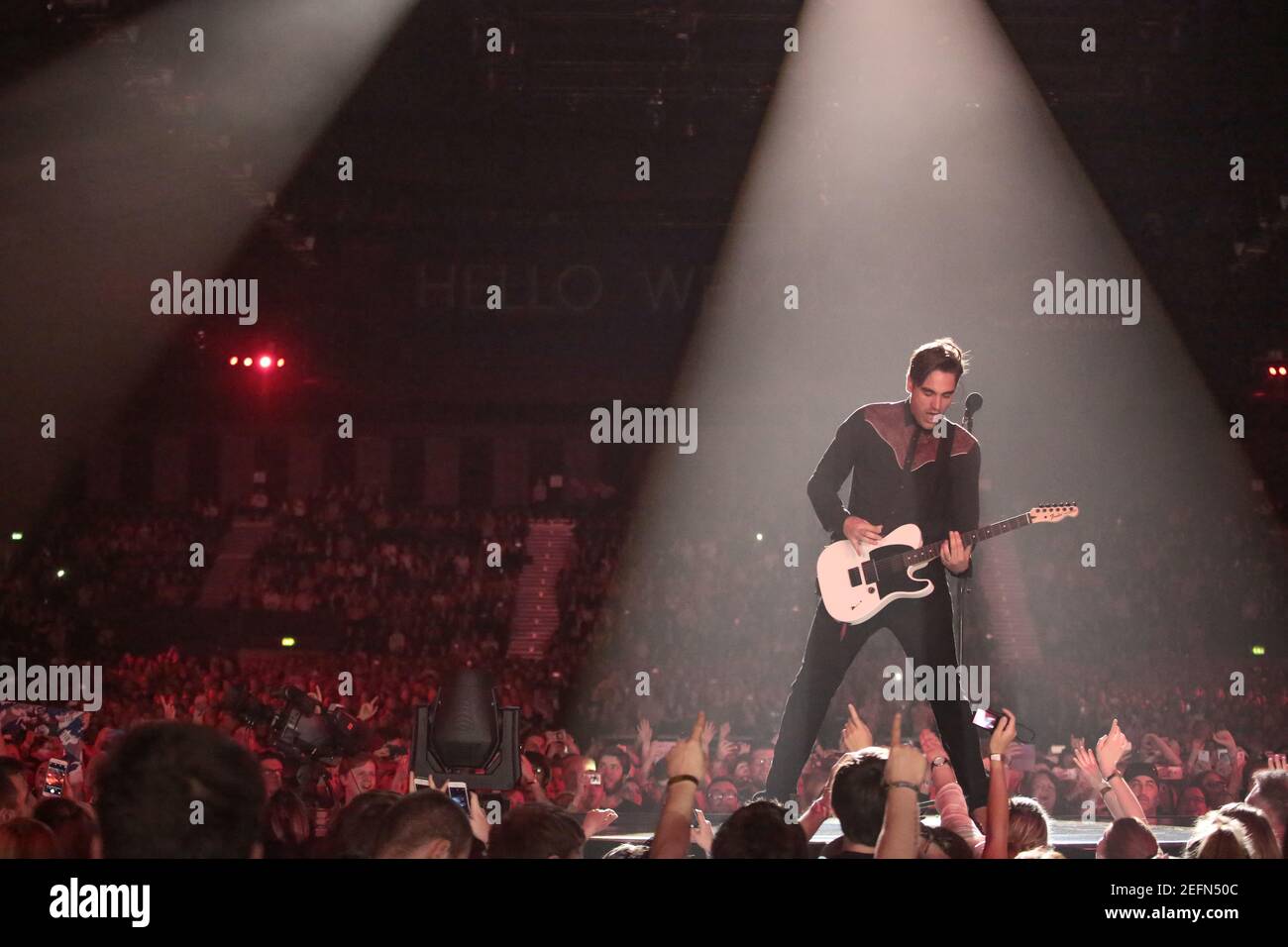 Busted spielt live auf der Bühne in der SSE Wembley Arena am Eröffnungsabend ihrer Pigs Can Fly Tour, ihrem ersten Gig seit 2005 Stockfoto