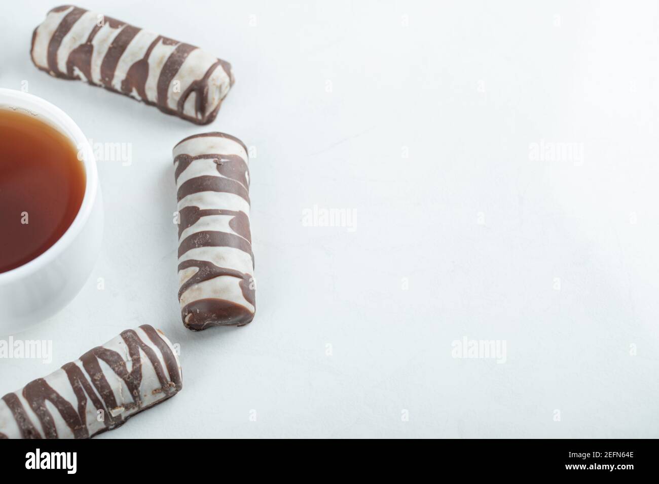 Eine Tasse Aroma-Tee mit Schokoriegel Stockfoto