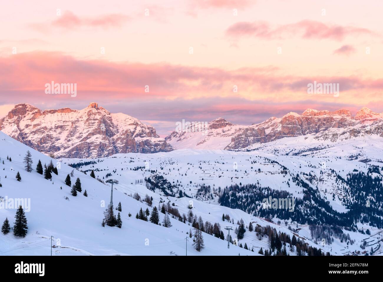 Herrliche schneebedeckte Berglandschaft in den Europäischen Alpen Abenddämmerung Stockfoto