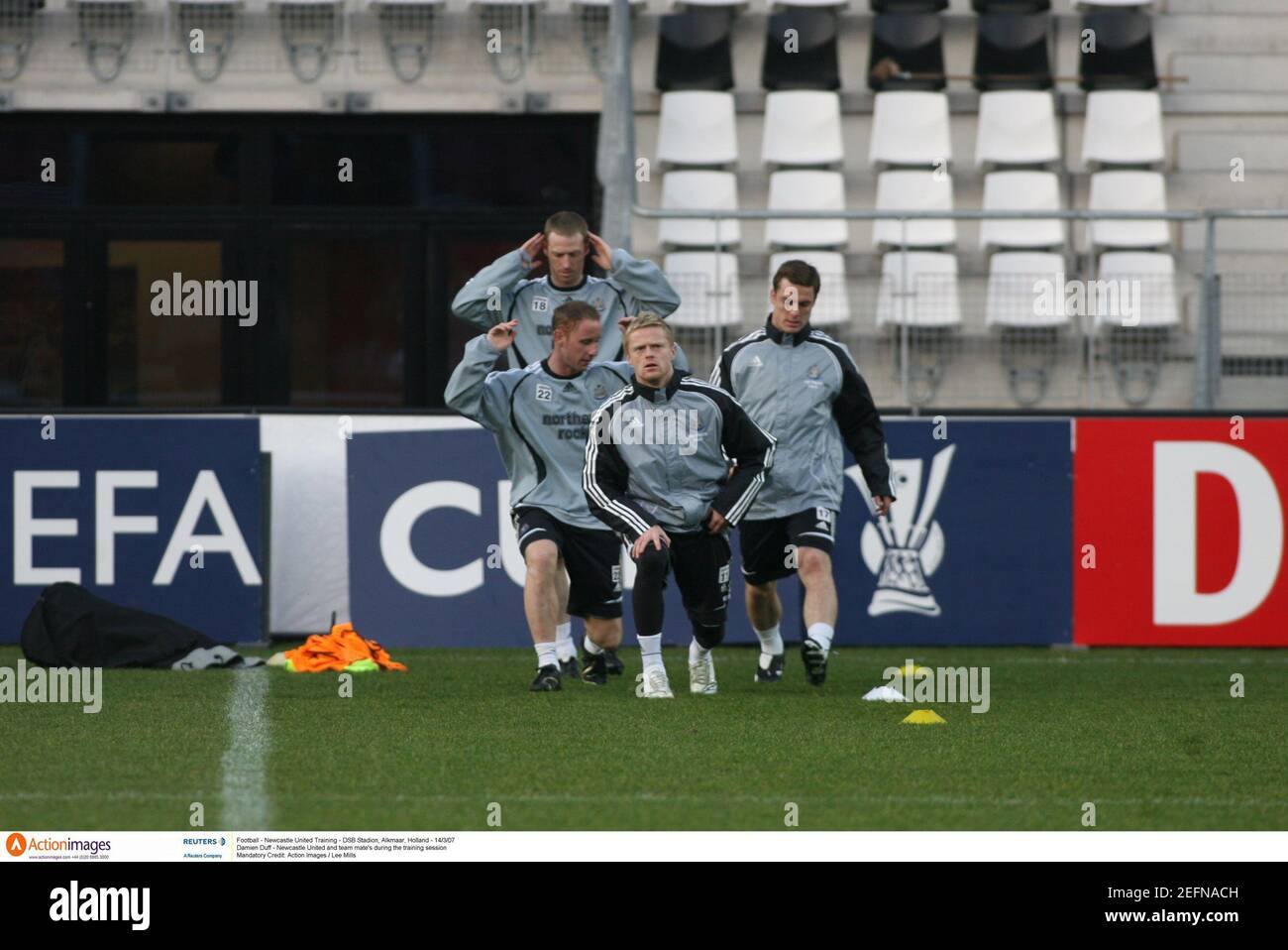 Fußball - Newcastle United Training - DSB Stadion, Alkmaar, Holland -  14/3/07 Damien Duff - Newcastle United und Teamkollegen während der  Trainingseinheit Pflichtangabe: Action Images / Lee Mills Stockfotografie -  Alamy