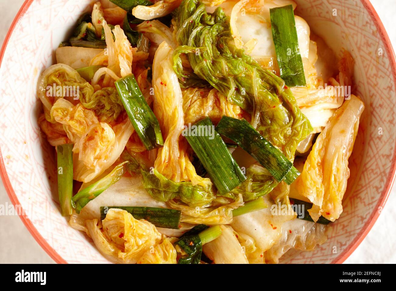 Kim Chi, eingelegter würziger napa-Kohl mit Frühlingszwiebeln, ein Grundnahrungsmittel in Korea Stockfoto