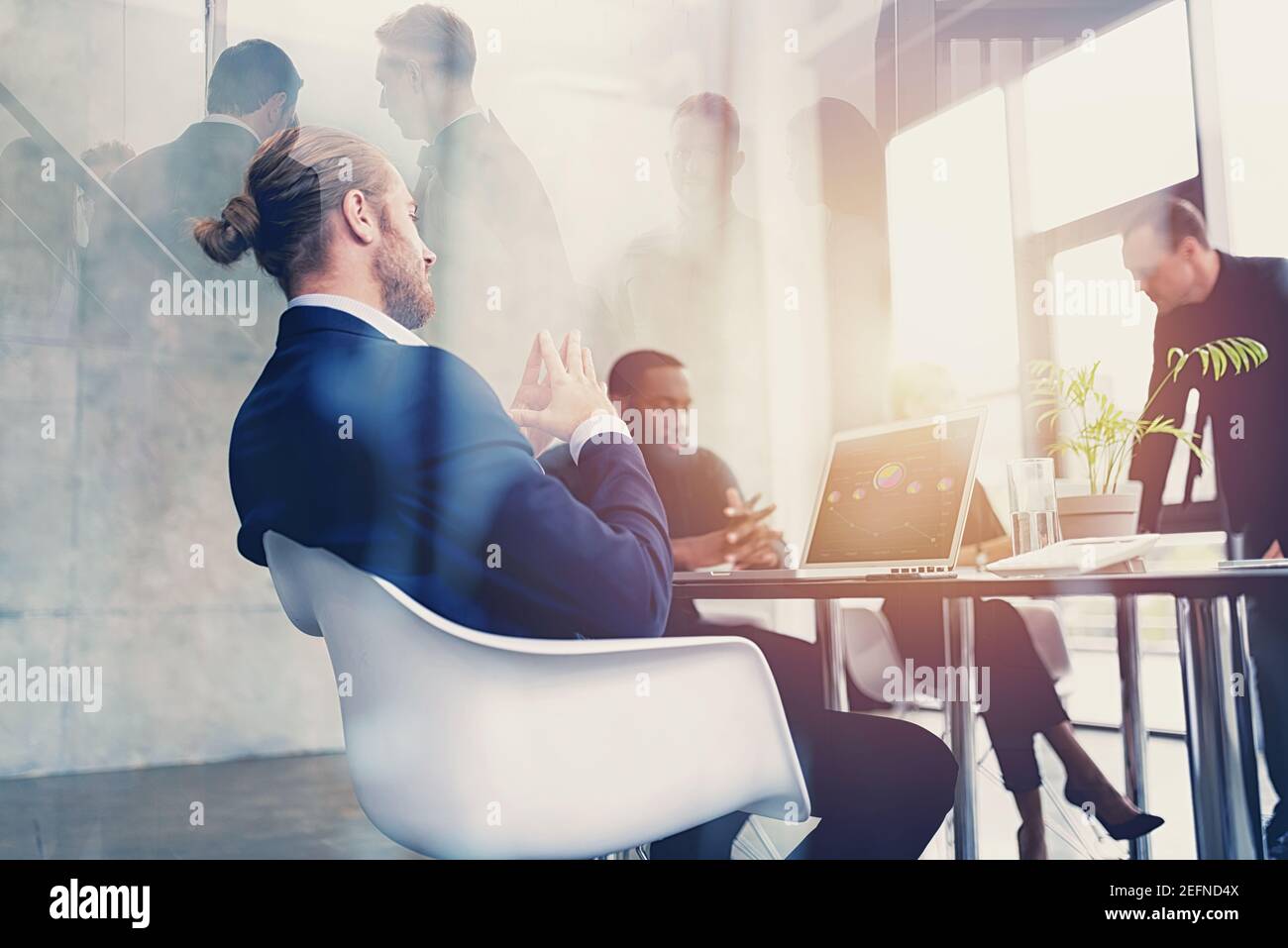 Hipster Business man in elegantem Anzug ist auf Business Meeting im Büro. Doppelte Belichtungseffekte Stockfoto