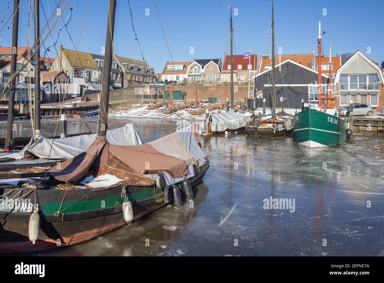 Gefrorener Hafen von urk mit Werft und Fischerschiffen Stockfoto
