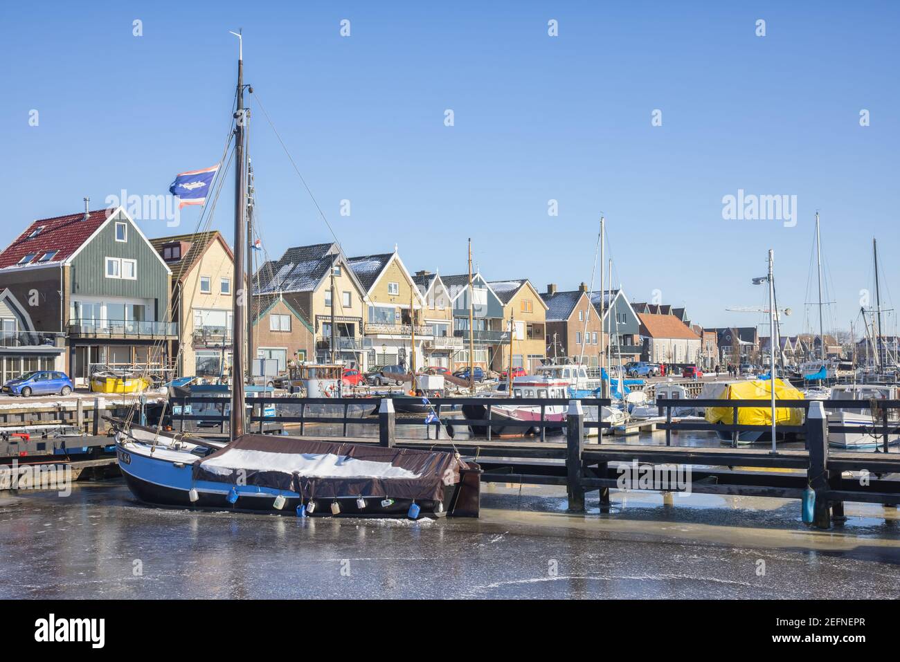 Gefrorener Hafen von urk mit Holzsteg und Fischerschiffen Stockfoto