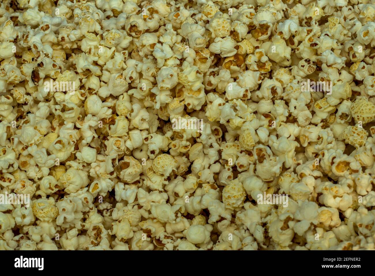 Popcorn aus Mais oder Popcorn, Popcorn oder Popcorn ist eine Vielzahl von Maiskörnern, die sich beim Erhitzen ausdehnt und aufbläht Stockfoto