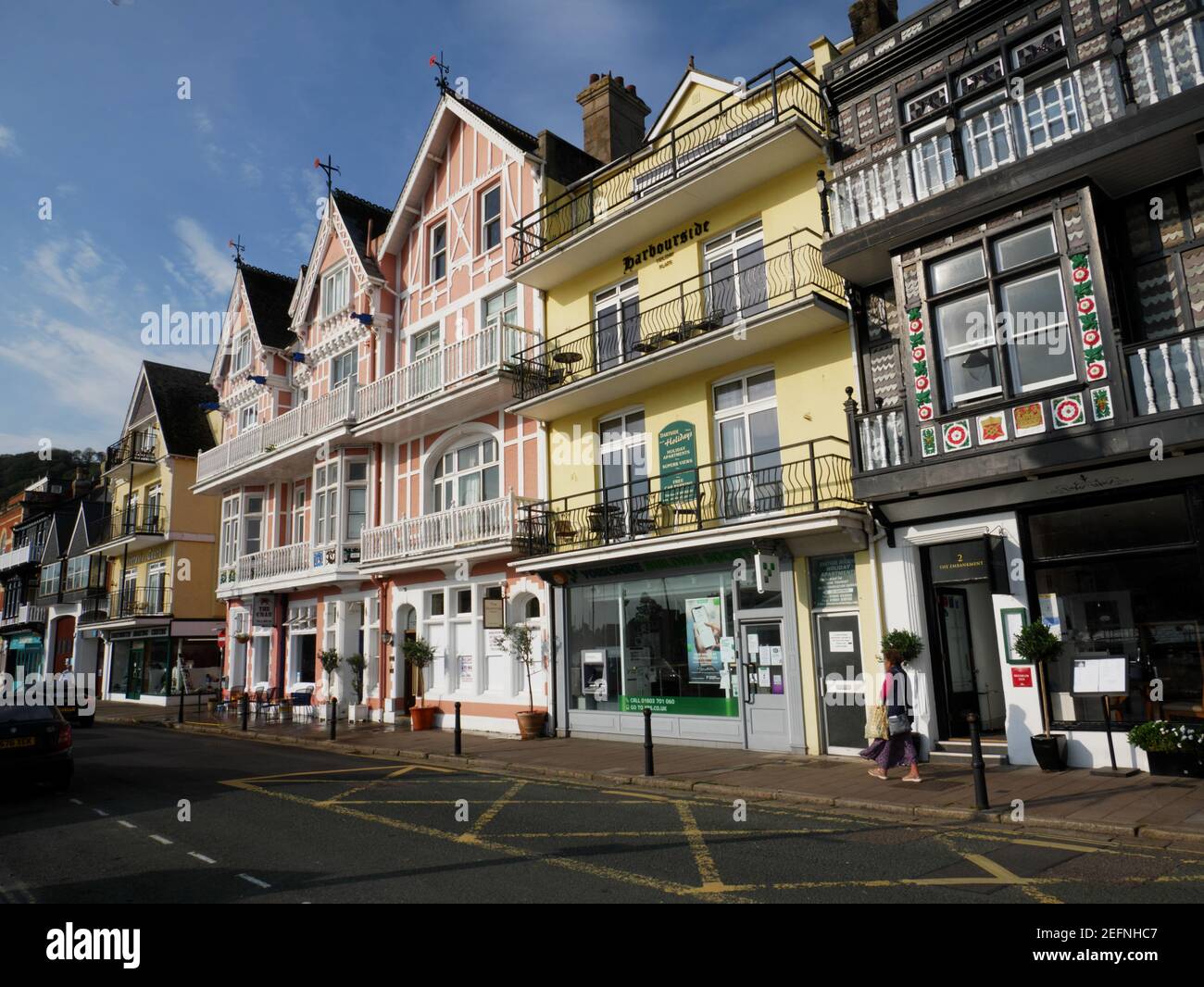 Die elisabethanischen Gebäude säumen das Ufer in Dartmouth, Devon. Stockfoto