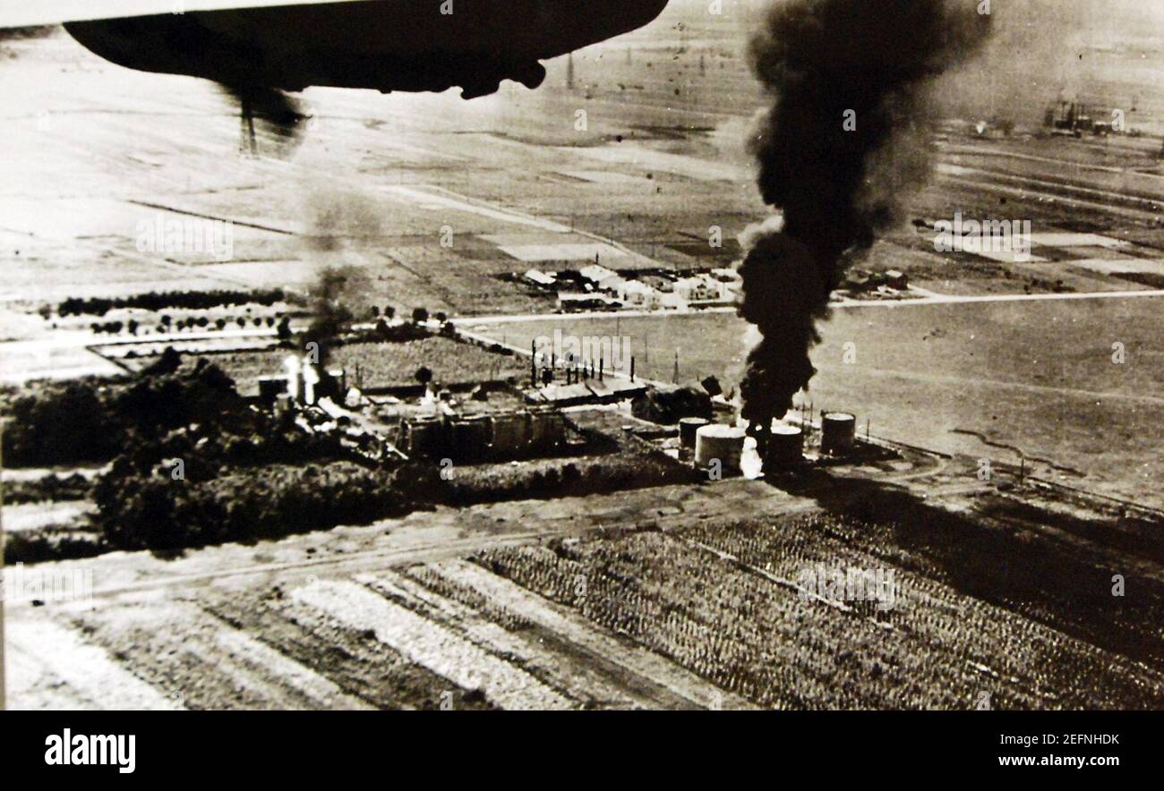 Ölinstallationen, die von B-24 Liberator Bombern überfallen werden, Ploesti, Rumänien, 1943 (27703596316). Stockfoto