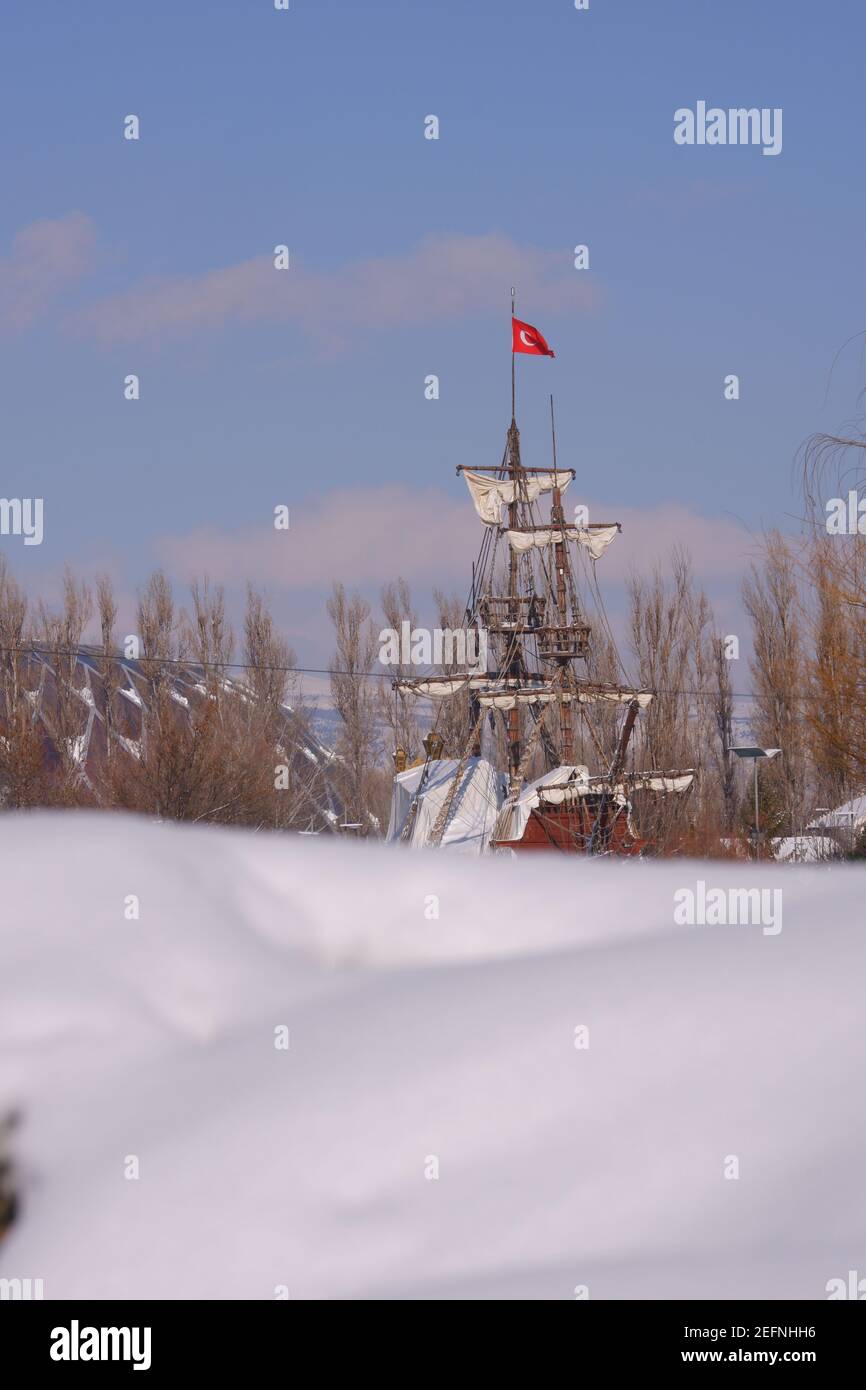 Altes Holzschiff Hinter Schnee Stockfoto