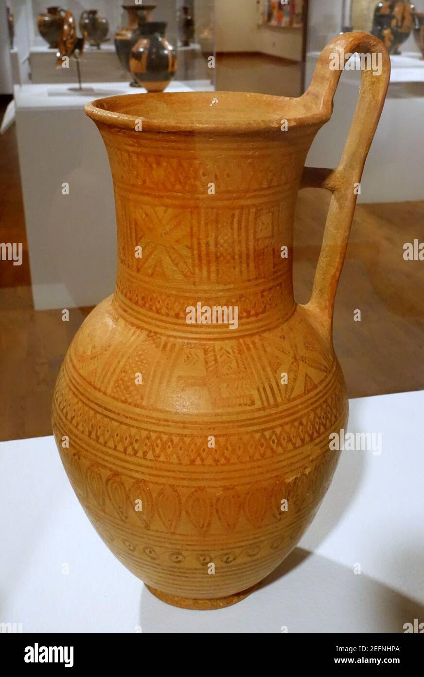 Oinochoe mit Friesen aus Diamanten, Punkten, Sternen und Hakenkreuzen, griechisch, c. 700 v. Chr., rot gestrichene Steingut im geometrischen Stil Stockfoto