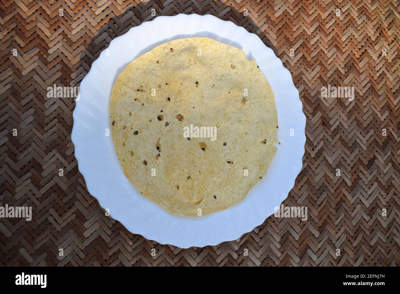 Traditionelle indische Papad oder Appall oder Pappadus serviert in weißen Teller. Isoliert Papad Foto Stockfoto