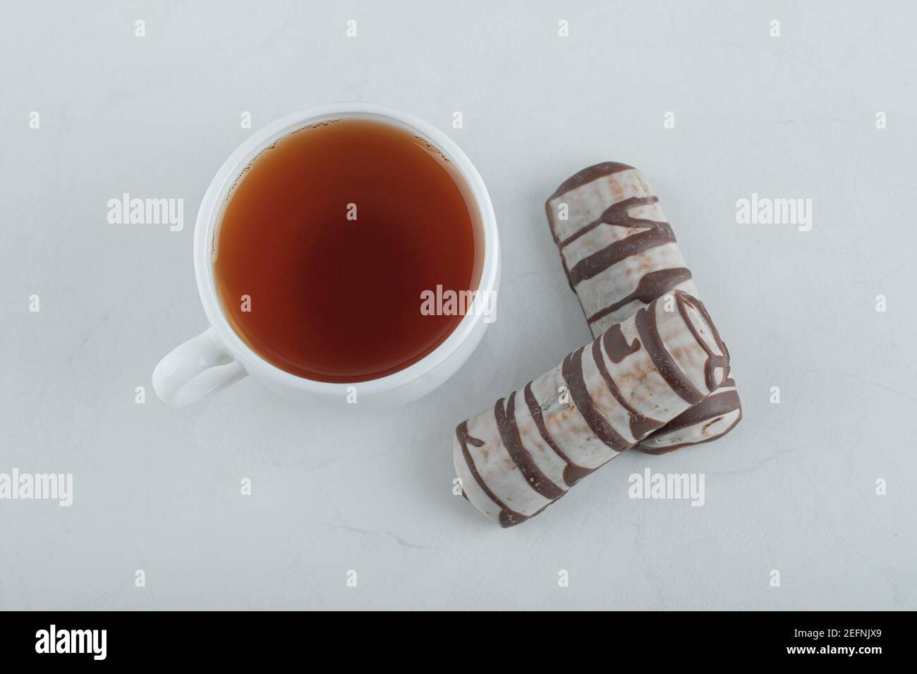Eine Tasse Aroma-Tee mit Schokoriegel Stockfoto