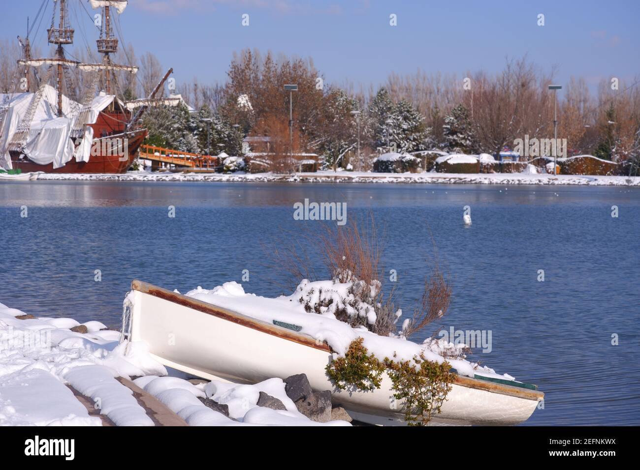 Kleines Holzboot und altes Holzboot im Retro-Stil Das Seeufer Stockfoto
