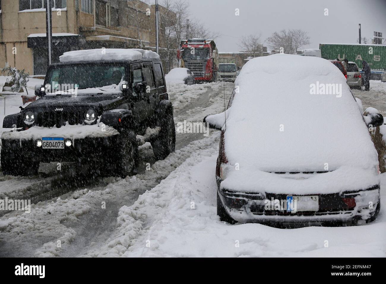 Libanon, Libanon. Februar 2021, 17th. Fahrzeuge fahren am 17. Februar 2021 auf einer verschneiten Straße im Libanon. Ein Schneesturm verschlang den Libanon am Mittwoch zusammen mit starken Winden und sintflutartigen Regenfällen, berichtete die National News Agency. Quelle: Bilal Jawich/Xinhua/Alamy Live News Stockfoto