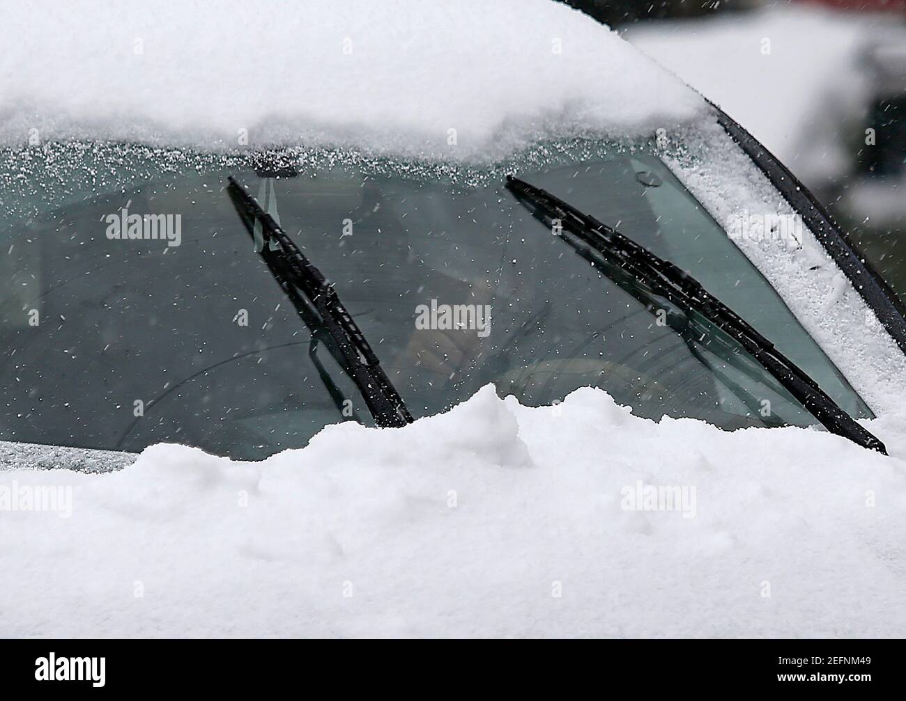 Libanon, Libanon. Februar 2021, 17th. Am 17. Februar 2021 wird im Dorf Bhamdoun im Libanon ein Fahrzeug mit Schnee bedeckt gesehen. Ein Schneesturm verschlang den Libanon am Mittwoch zusammen mit starken Winden und sintflutartigen Regenfällen, berichtete die National News Agency. Quelle: Bilal Jawich/Xinhua/Alamy Live News Stockfoto