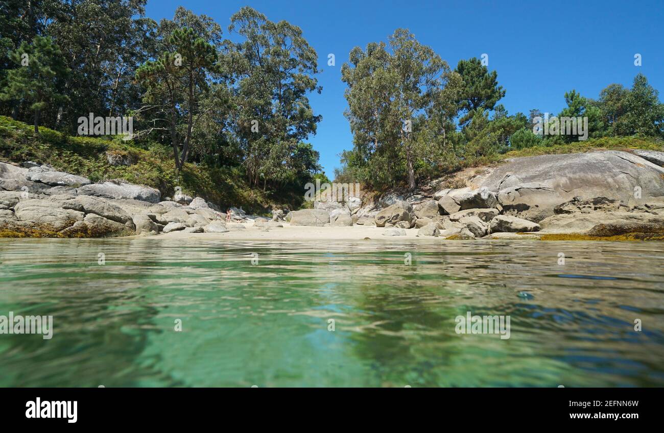 Schöner Strand mit Vegetation in Galicien, Spanien, Atlantik, von der Wasseroberfläche aus gesehen, Bueu, Pontevedra Provinz Stockfoto