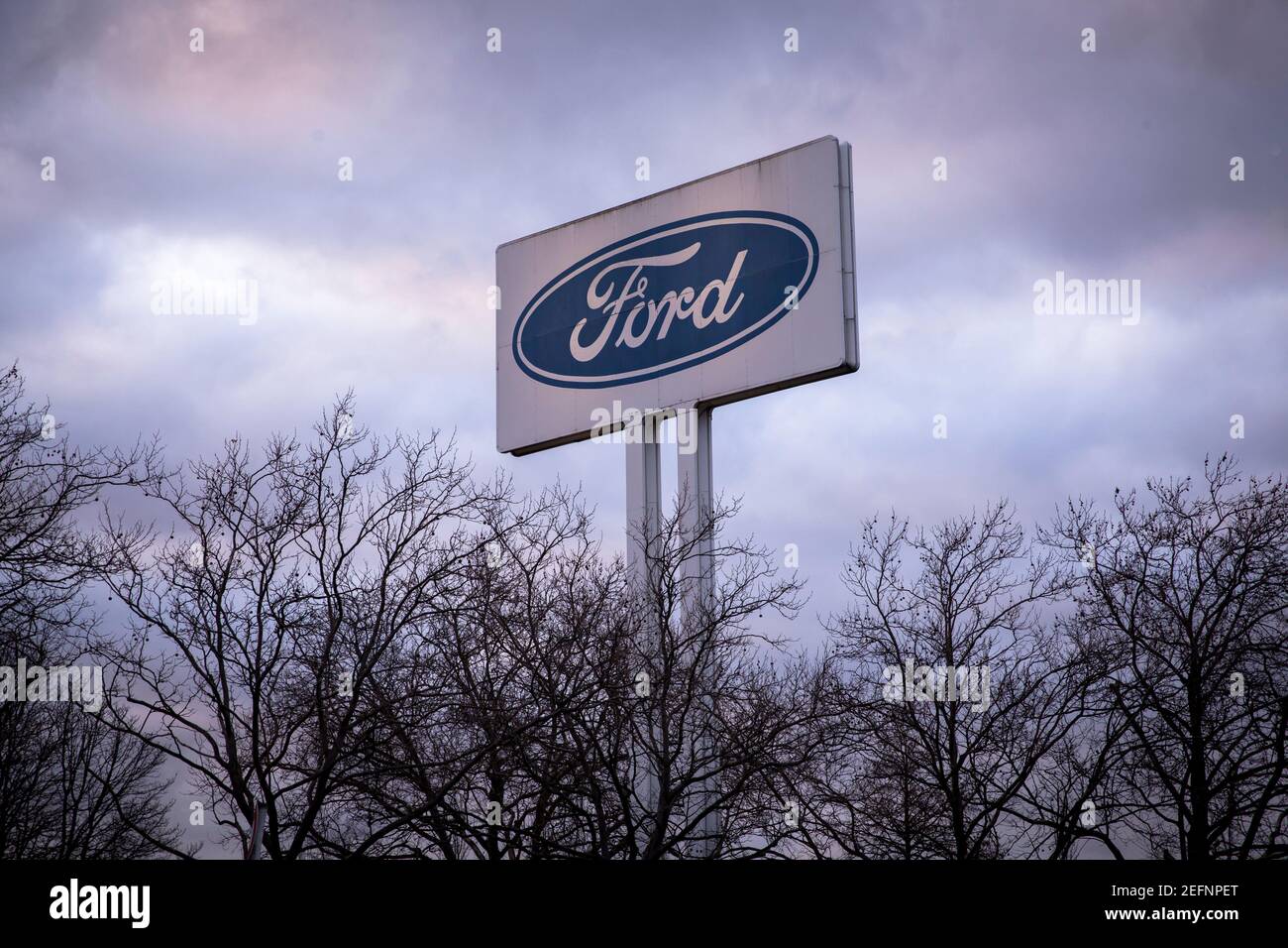 Großes werbeschild an der Furt Automobilwerk im Stadtteil Niehl, Köln, Deutschland großes Werbeschild an den Ford-Werken in Niehl, Stockfoto
