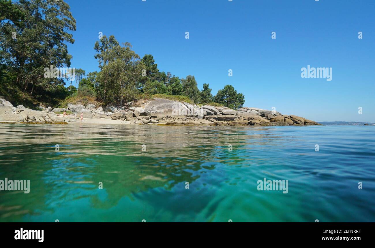 Spanien Galicien Felsenküste mit kleinem Strand im Sommer, von der Wasseroberfläche aus gesehen, Atlantik, Bueu, Pontevedra Provinz Stockfoto