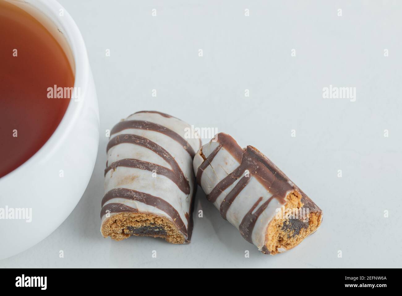 Eine Tasse Aroma-Tee mit Schokoriegel Stockfoto
