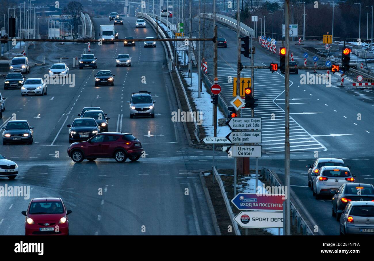 Autoverkehr in der Abenddämmerung auf einer verbesserten Verlängerung der Ringautobahn in Sofia Bulgarien Osteuropa EU. Infrastruktur der bulgarischen Hauptstadt ab 2021 Stockfoto