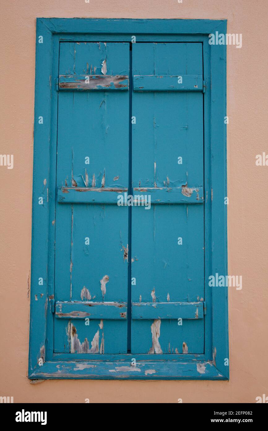 Detail eines alten, blauen Fensters in den Straßen von Plaka, Athen Stockfoto