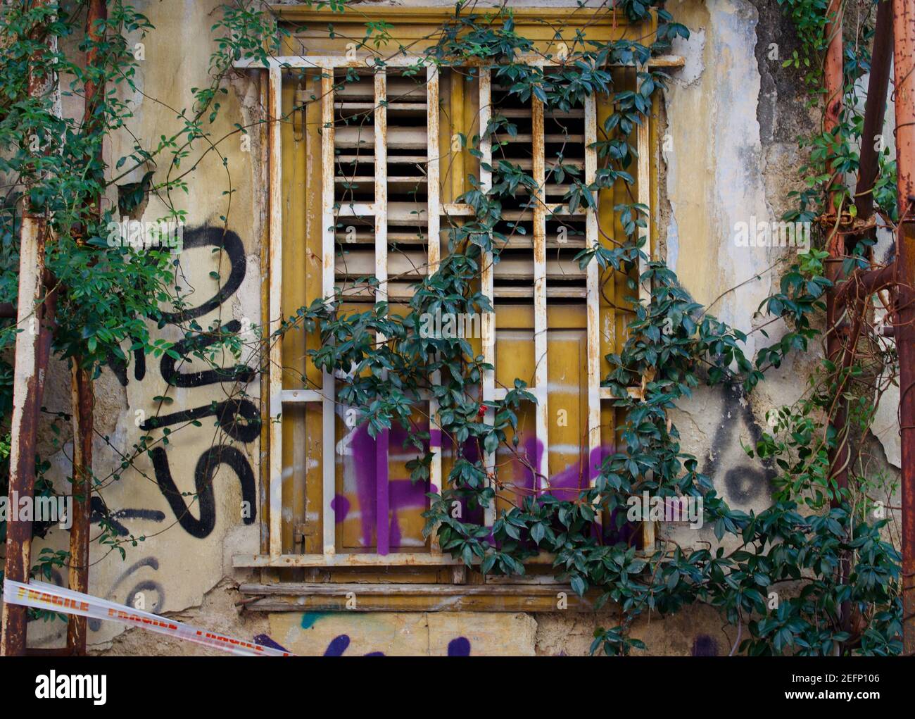 Detail eines alten und zerbrochenen Fensters im Zentrum von Plaka, Athen (Griechenland) Stockfoto
