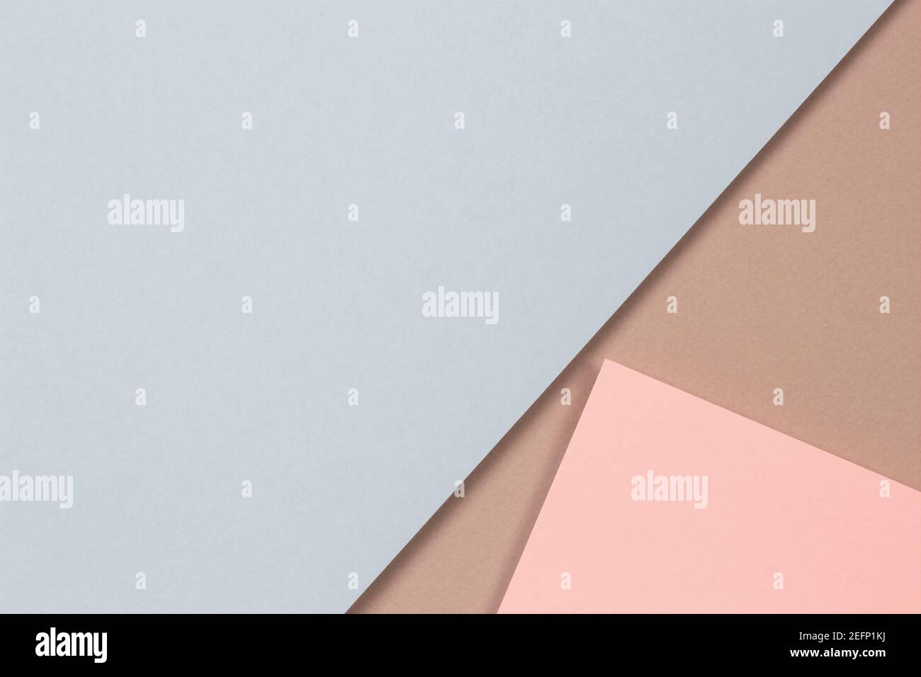 Abstrakte geometrische Formen und Linien in hellblau, pastellrosa Farben auf hellbraunem Papierhintergrund Stockfoto