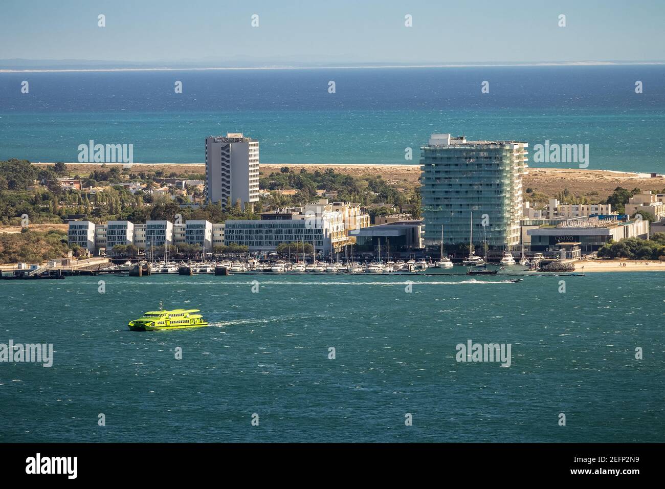 Troia, Portugal - 29. August 2020: Blick auf den Ferienort Troia, in Portugal, mit dem Yachthafen und den Hotelgebäuden. Stockfoto