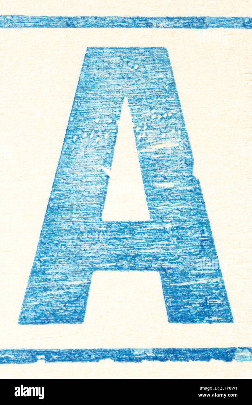 Buchstabe A mit blauer Farbe auf Sperrholz gestempelt Stockfoto