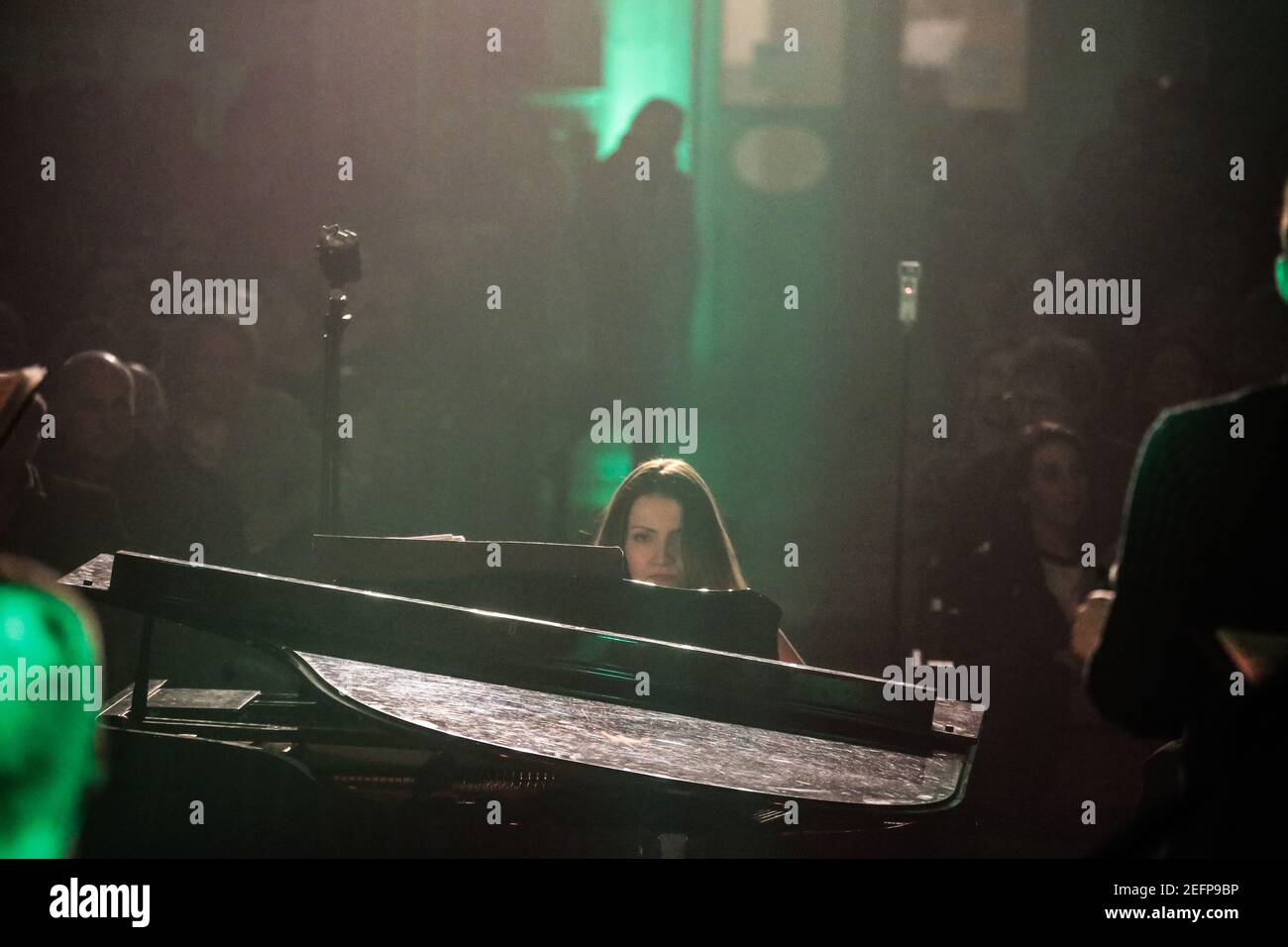 Rebecca Chalmers vom Dowsing Sound Collective Performing Love, Light, Intimate, Unplugged in Shoreditch Church, London Stockfoto