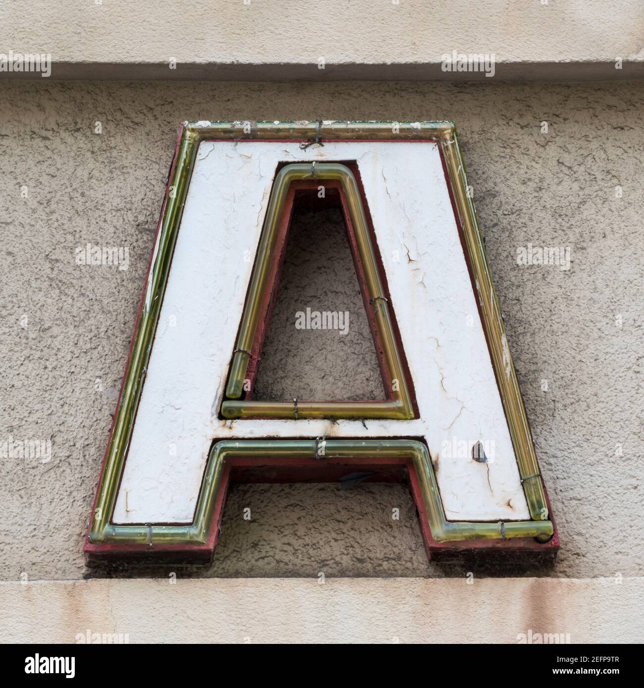 Weißer Buchstabe A mit Neonröhrenumriss Stockfoto