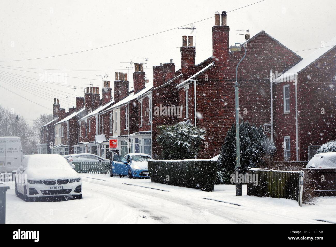 Wyberton West Road bei starkem Schnee, was das Reisen in Boston Lincolnshire schwierig macht. Stockfoto