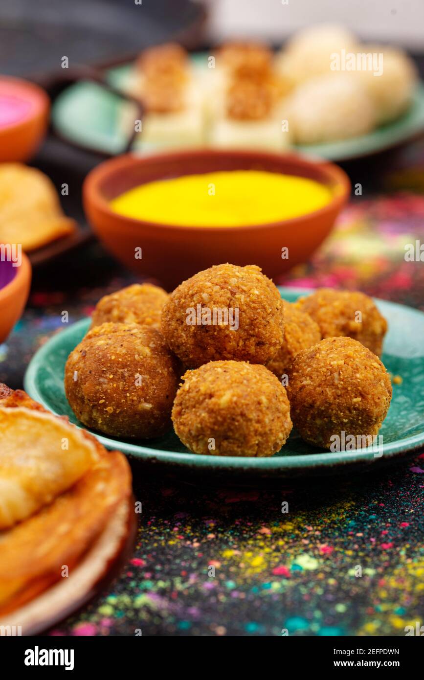 Traditionelle indische Küche laddu für Holi Stockfoto