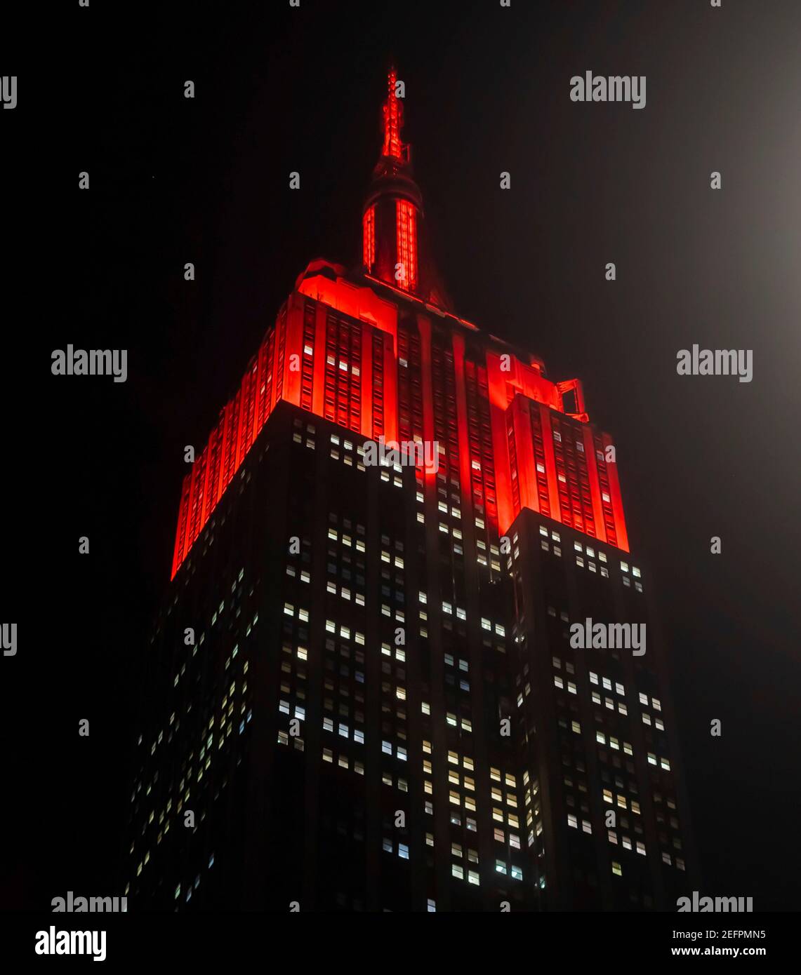 Das Empire State Building ist rot beleuchtet, um die bevorstehende Landung des NASA-Perseverance-Rover auf der Oberfläche des Mars am 16. Februar 2021 in New York City zu feiern. Beharrlichkeit wird nach Zeichen des alten mikrobiellen Lebens suchen. Quelle: Planetpix/Alamy Live News Stockfoto