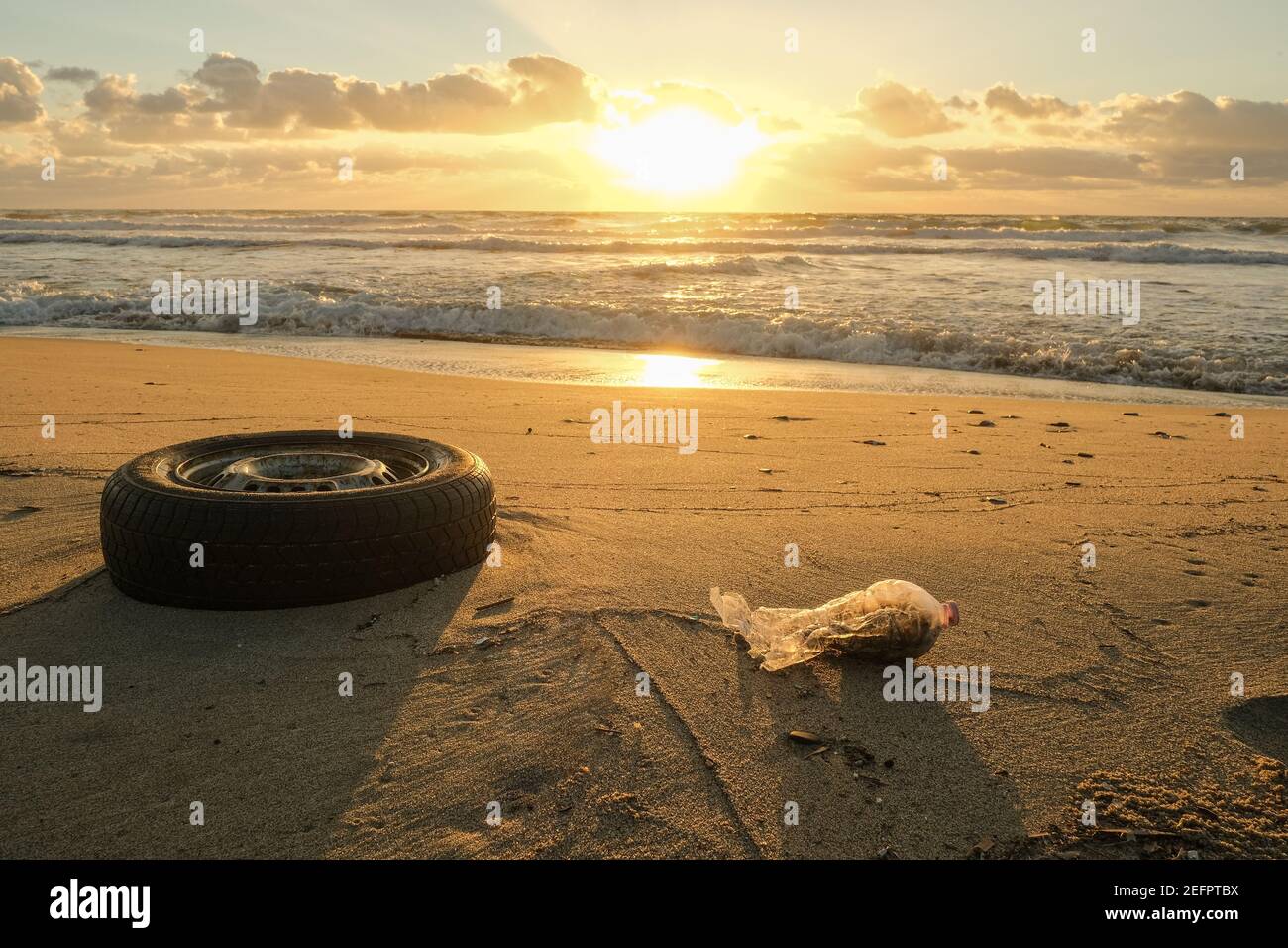 Alte gebrauchte Gummireifen und Plastikmüll entsorgt Meeresküsten-Ökosystem, Umweltverschmutzung Stockfoto