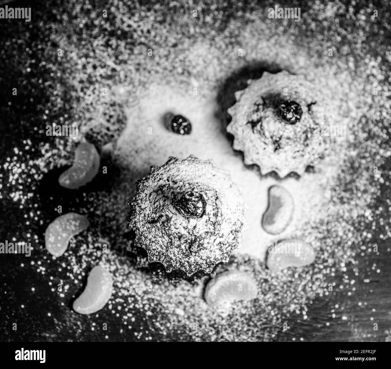 Schokoladen-Muffins bestreut mit Leckereien mit Kirschen und Schokolade und Kakao Stockfoto