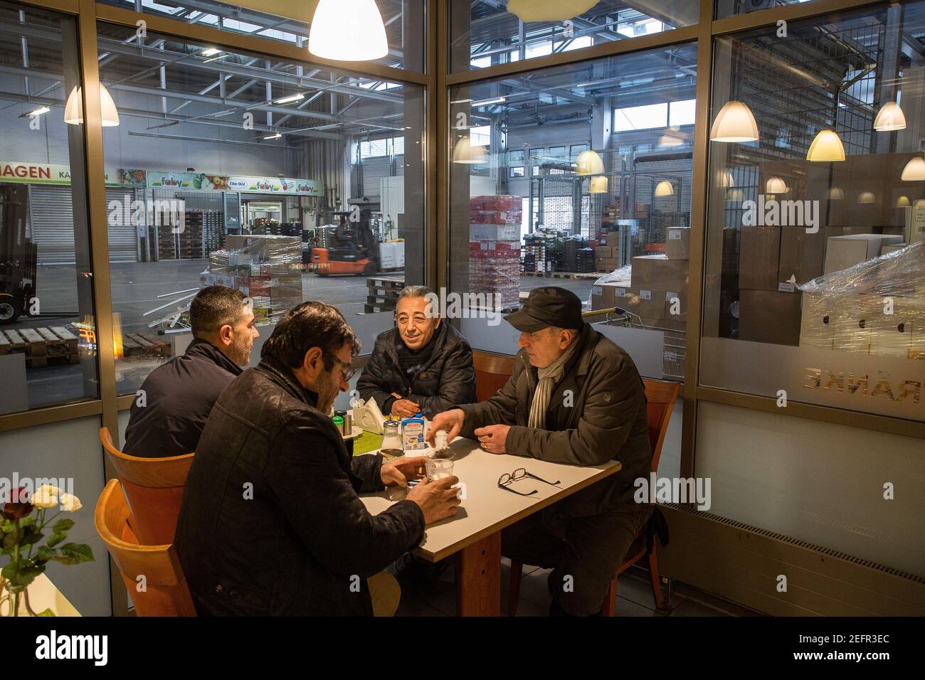 Nach der Arbeit am Bremer Großmarkt trinken die Arbeiter gemeinsam Tee (Großhandelsmarkt) Bremen, Deutschland Stockfoto