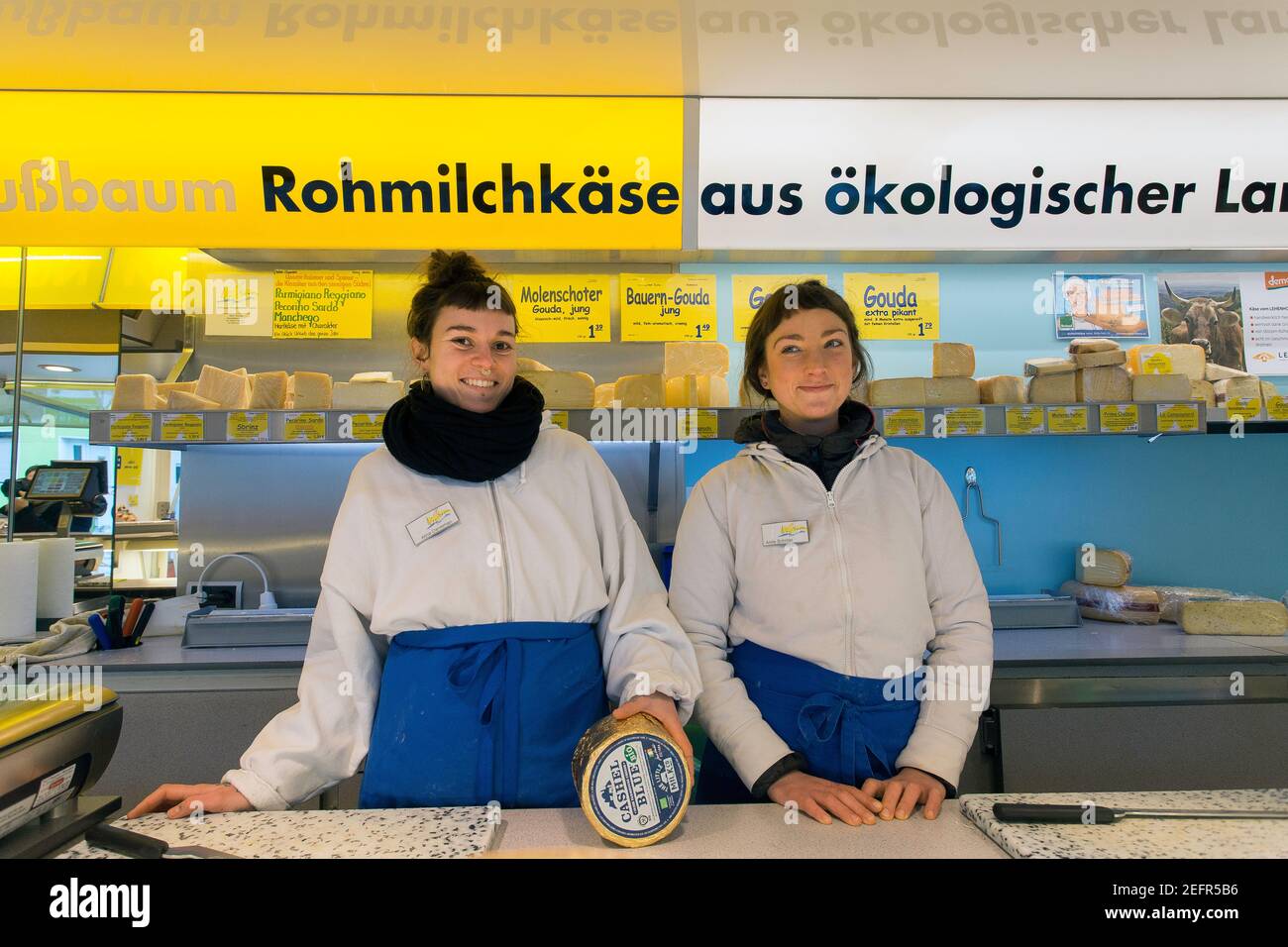 Zwei Käseverkäuferin, die Käse verkauft.Wochenmarkt in Findorff, Hansestadt Bremen, Deutschland. Stockfoto