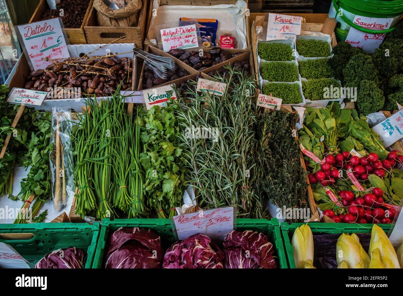 Viele Sorten vegetabel, Salat und frische Kräuter auf einem Markt, Findorff, Hansestadt Bremen, Deutschland. Stockfoto