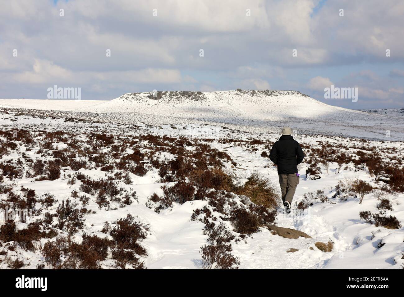 Winterwanderung zum Higger Tor über das Owler Tor in Der Peak District Stockfoto