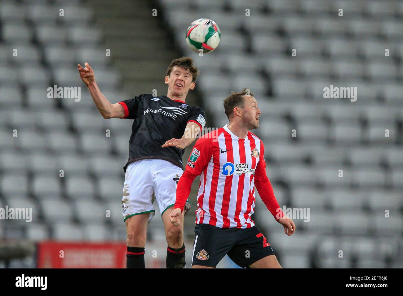 Sunderland, Großbritannien. Februar 2021, 17th. Conor McGrandles #18 von Lincoln City in einer Luftherausforderung mit Aiden McGeady #28 von Sunderland in Sunderland, Großbritannien am 2/17/2021. (Foto von Iam Burn/News Images/Sipa USA) Quelle: SIPA USA/Alamy Live News Stockfoto