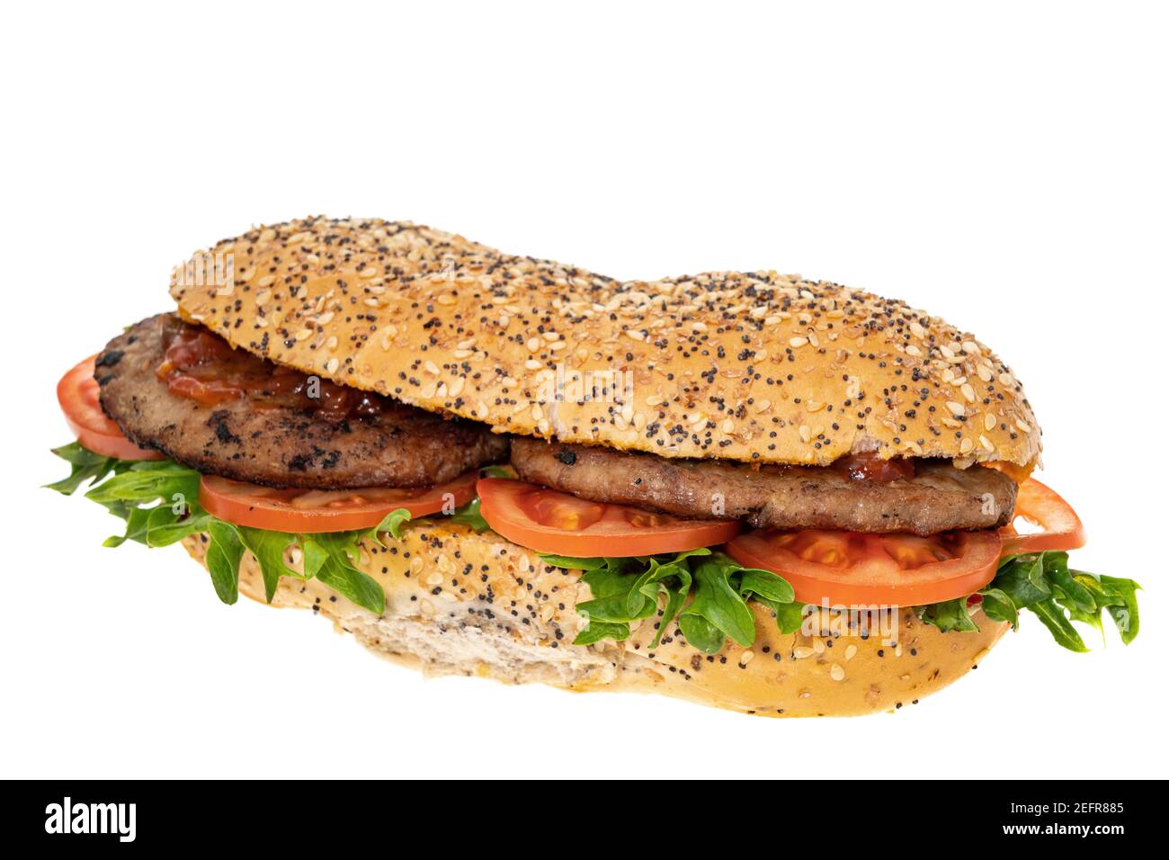 Zwei Rindfleisch-Burger und Salat in einem Brotgebäck - Weißer Hintergrund Stockfoto