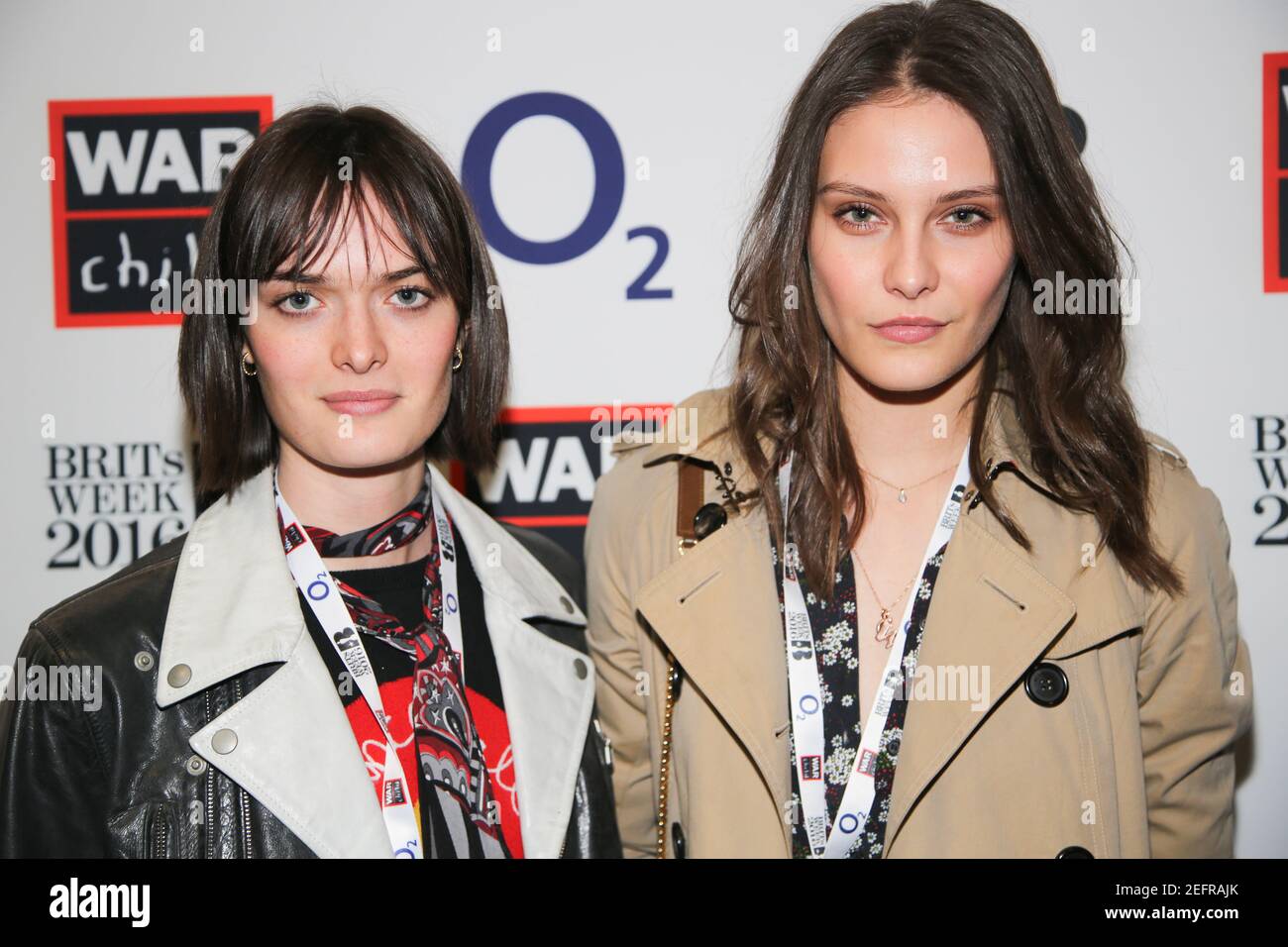 Sam Rollinson (links) und Charlotte Wiggins bei der Ankunft im Krieg Kindergeld Gig von Florence and the Machine in St. John in der Hackney Church in London AS Stockfoto