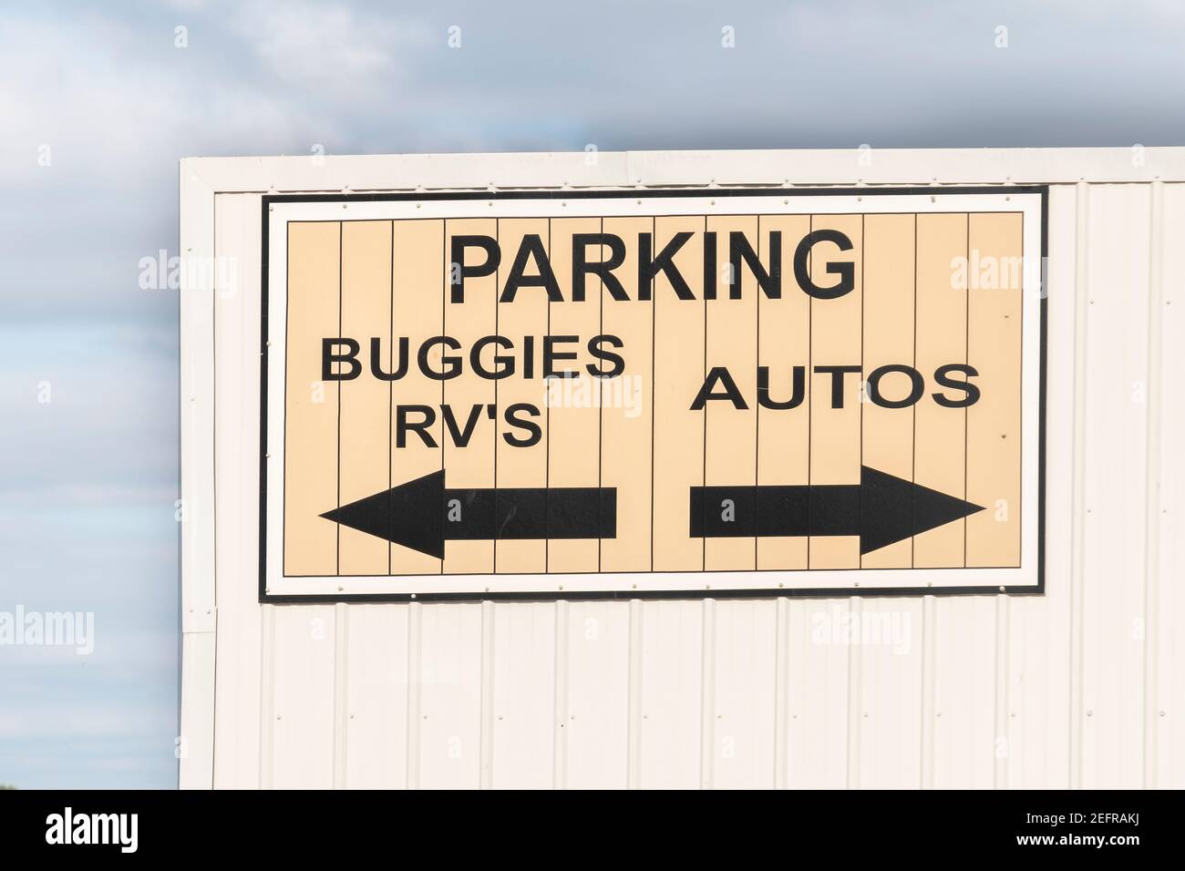 Ein Sigbn für Parking Amish Buggies, Wohnmobile und Autos auf der Seite eines Amish Restaurants in Yoder, Kansas, USA. Stockfoto