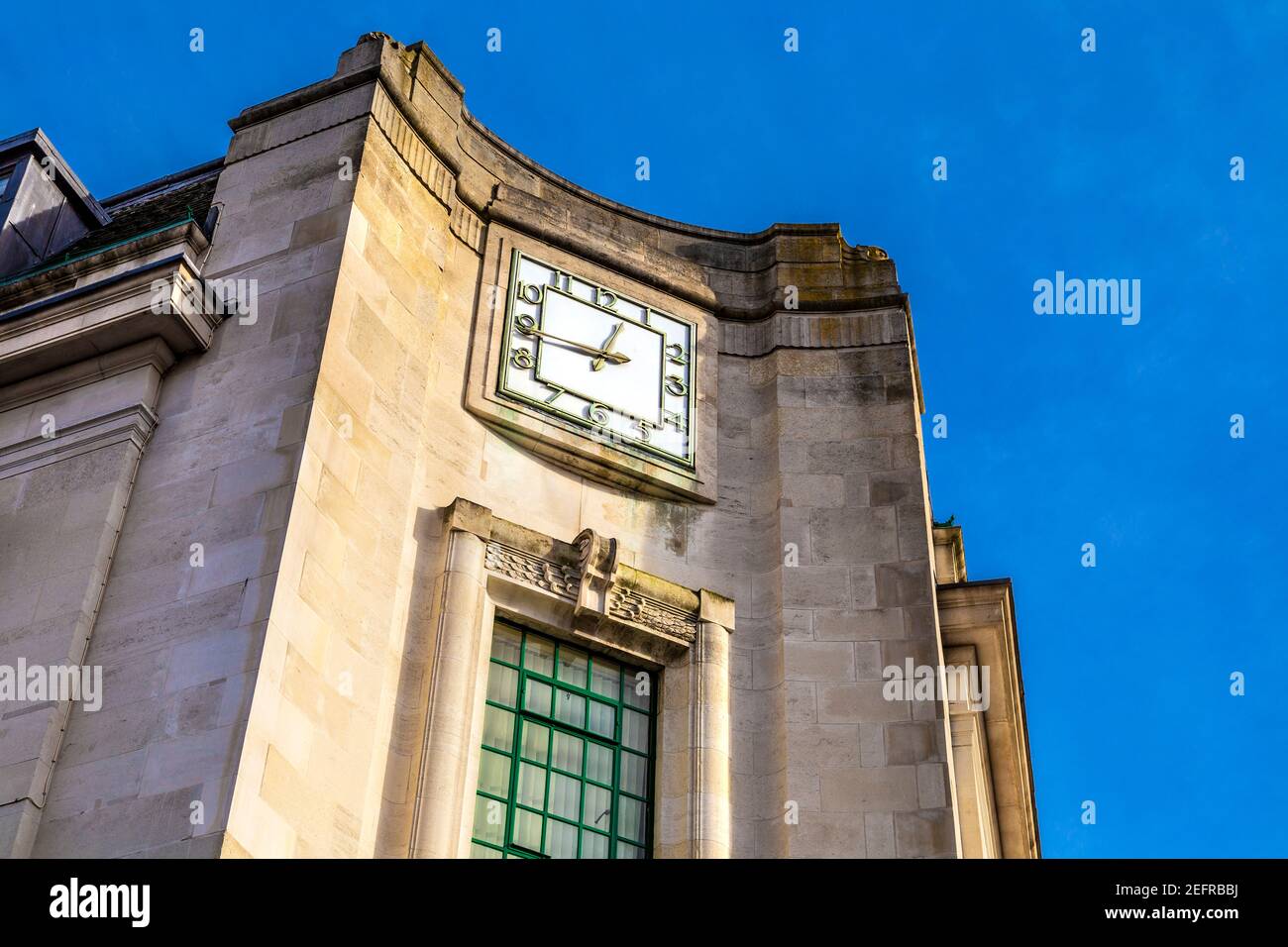 Uhr an der Fassade des Art déco-Hauses in Woolwich, London, Großbritannien Stockfoto